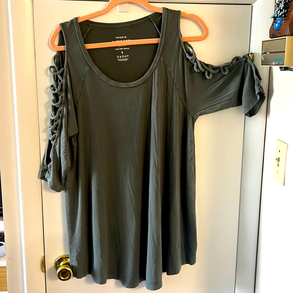 Torrid size 3 cold shoulder cut out 3/4 sleeve blouse